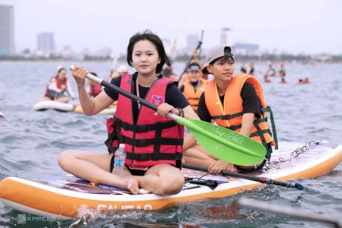 Chèo sup ở bãi tắm Mân Thái, Đà Nẵng, tháng 4/2026. Ảnh: Giang Huy