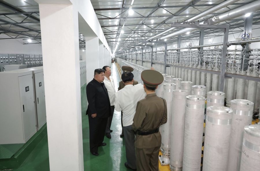 Lãnh đạo Triều Tiên Kim Jong-un thị sát cơ sở làm giàu vật liệu hạt nhân cấp vũ khí, trong hình ảnh được công bố ngày 13/9/2025. Ảnh: Rodong Sinmun