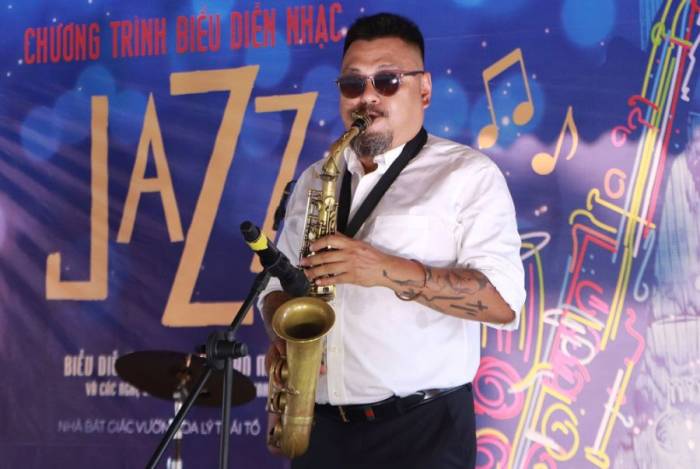 Nghệ sĩ Quyền Thiện Đắc biểu diễn trong một chương trình nhạc Jazz, tối 16/8 ở Hà Nội. Ảnh: Sở Văn hóa, Thể thao và Du lịch Hà Nội