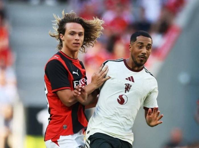 Youri Tielemans (phải) tranh chấp với Christian Comotto trong trận giao hữu giữa Man Utd và AC Milan tại sân Tarczynski, Wroclaw, Ba Lan ngày 15/8/2026. Ảnh: Reuters
