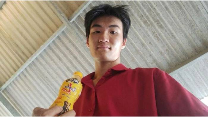 Trần Trương Lộc - một trong những khách hàng đầu tiên trúng giải Nhất trị giá 10 triệu đồng khi tham gia chương trình Xé ngay trúng liền từ Nước tăng lực Number 1. Ảnh: NVCC