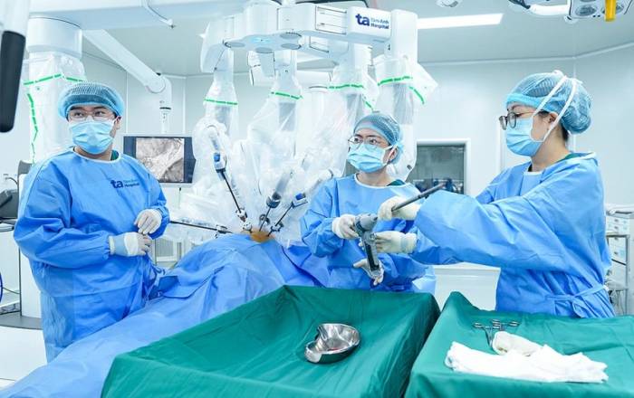 Bác sĩ Hải (ở giữa) trong một cuộc phẫu thuật robot điều trị u phổi cho người bệnh. Ảnh: Bệnh viện Đa khoa Tâm Anh