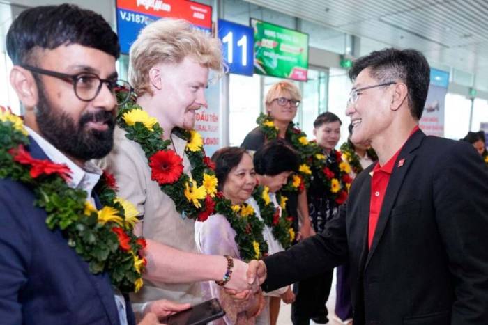 Phó tổng giám đốc Thương mại Vietjet Tạ Hữu Thanh phát biểu cảm ơn và chào mừng đường bay mới. Ảnh: Tài Nguyễn