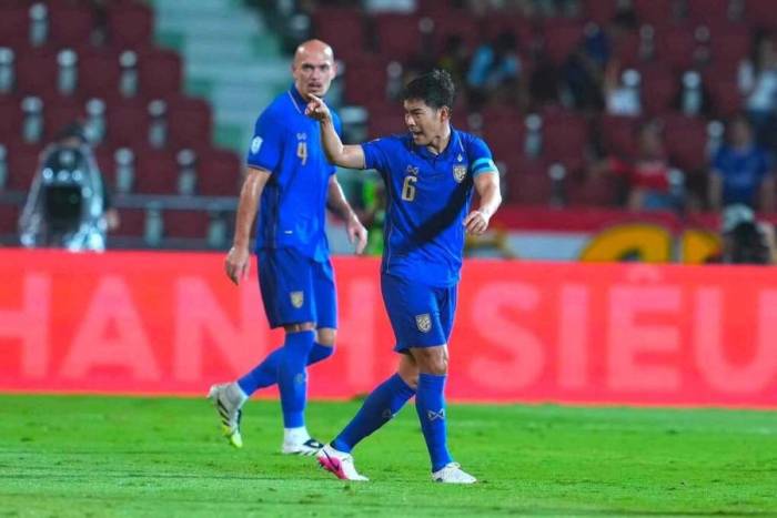 Tiền vệ đội trưởng Thái Lan Sarach Yooyen (6) thi đấu trong trận thua Singapore 1-2 ở lượt về bán kết ASEAN Cup 2026, trên sân Rajamangala ở Bangkok, Thái Lan ngày 18/8/2026. Ảnh: ThailandNT