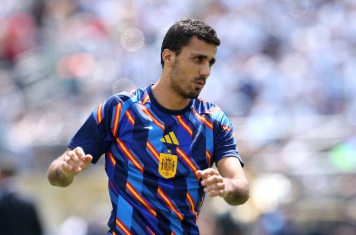 Rodri khởi động trước trận Tây Ban Nha – Argentina ở chung kết World Cup 2026 trên sân MetLife, New Jersey, Mỹ ngày 19/7/2026. Ảnh: Reuters