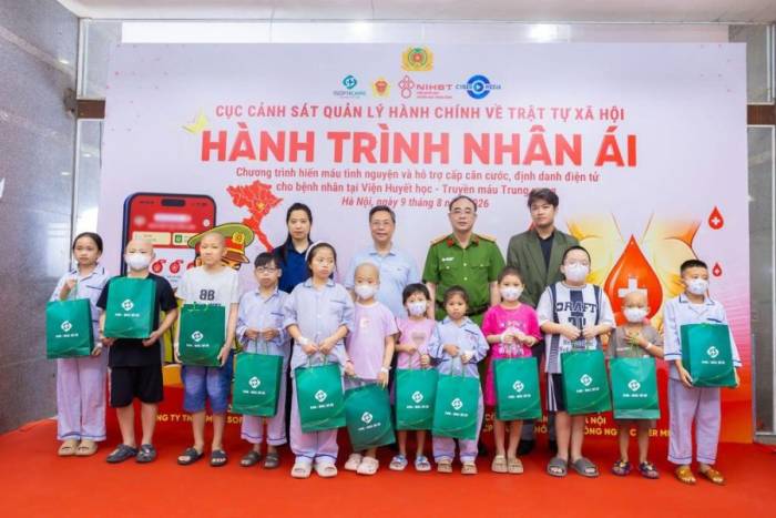 Đại diện ban tổ chức trao quà cho các em nhỏ tại Viện Huyết học - Truyền máu Trung ương. Ảnh: IVIE-Bác sĩ ơi
