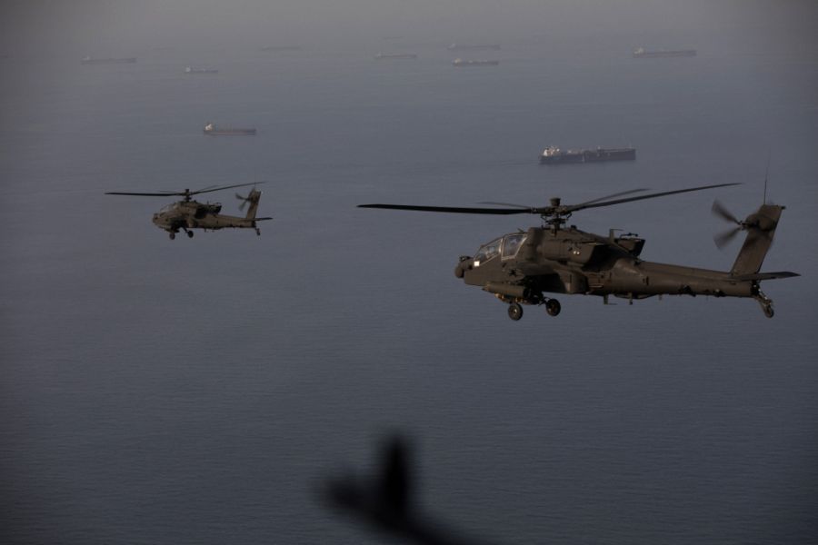 Trực thăng AH-64 của quân đội Mỹ bay tuần tra phía trên eo biển Hormuz ngày 17/4. Ảnh: AFP