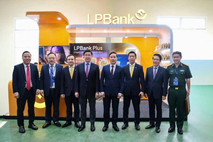 Ông Vũ Quốc Khánh, Tổng giám đốc LPBank (thứ ba từ phải qua) cùng các đại biểu tham dự sự kiện. Ảnh: LPBank