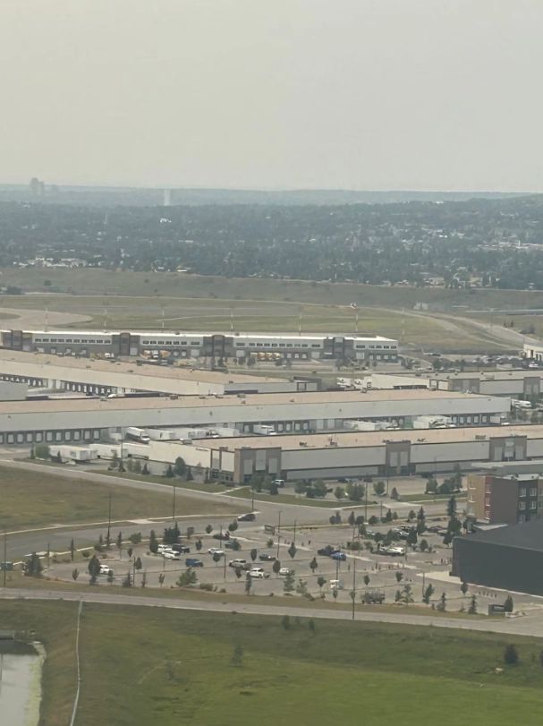 Không khí mờ mịt vì cháy rừng bao trùm sân bay Calgary ngày 8/8. Ảnh: CBC