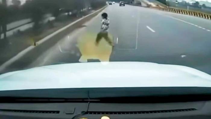 Tư vấn luật trẻ băng qua đường