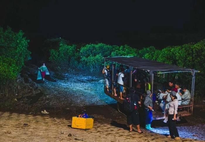 Du khách lên xe xích ra biển vô cực lúc 3h sáng để đón bình minh. Ảnh: Nguyễn Trọng Cung