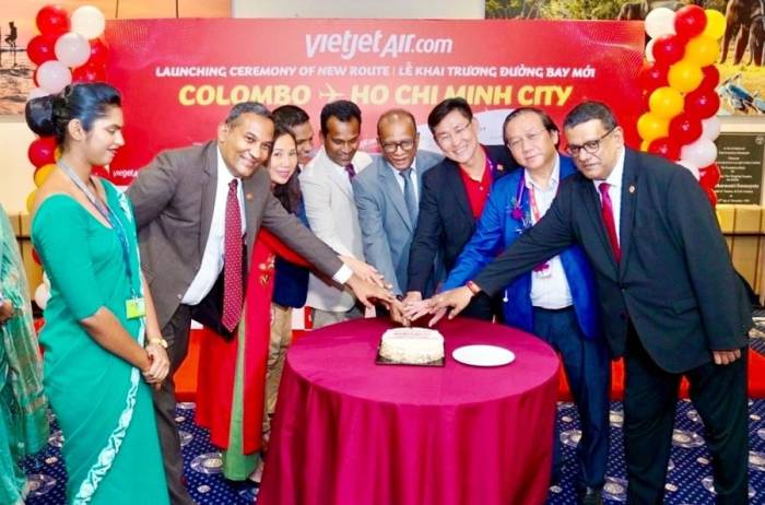 Các đại biểu thực hiện nghi thức khai trương đường bay Colombo - TP HCM của Vietjet. Ảnh: Tài Nguyễn