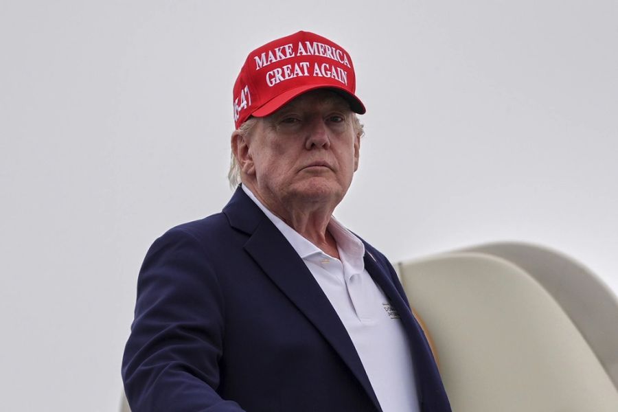 Tổng thống Donald Trump tại sân bay Morristown, bang New Jersey ngày 16/8. Ảnh: AP