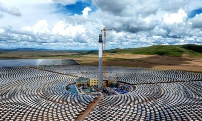 Nhà máy nhiệt điện muối nóng chảy công suất 100 MW ở Tây Tạng. Ảnh: Peoples Daily