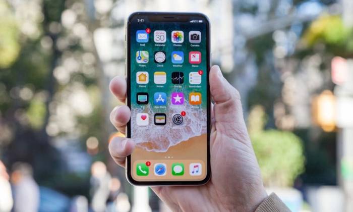 iPhone X với màn hình tràn viền, lần đầu có hệ thống Face ID. Ảnh: Toms Guide