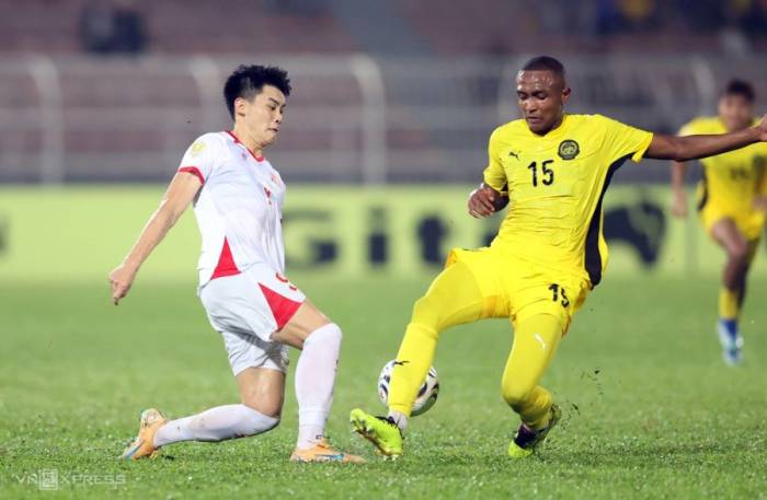 Đình Bắc rê bóng qua người trong trận Việt Nam thắng Malaysia 2-0 ở lượt đi bán kết ASEAN Cup 2026, tối 16/8 trên sân Kuala Lumpur, Malaysia. Ảnh: Đức Đồng