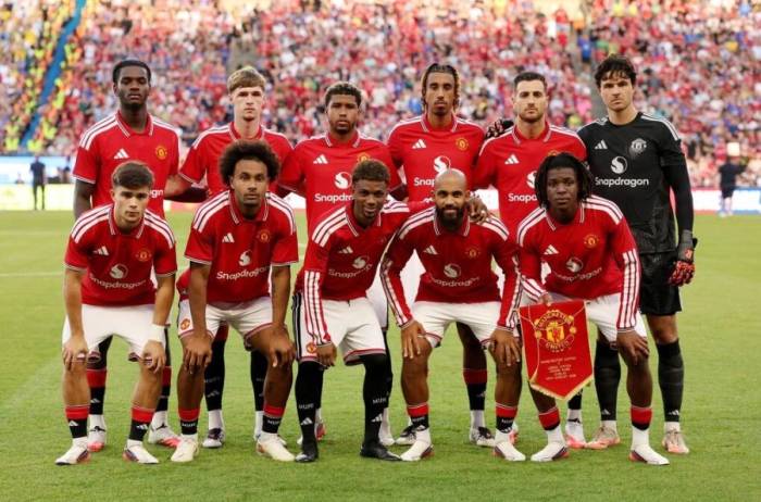 Các cầu thủ Man Utd chụp ảnh tập thể trước trận giao hữu tiền mùa giải với Leeds United tại sân Croke Park, Dublin, Ireland ngày 12/8/2026. Ảnh: Reuters