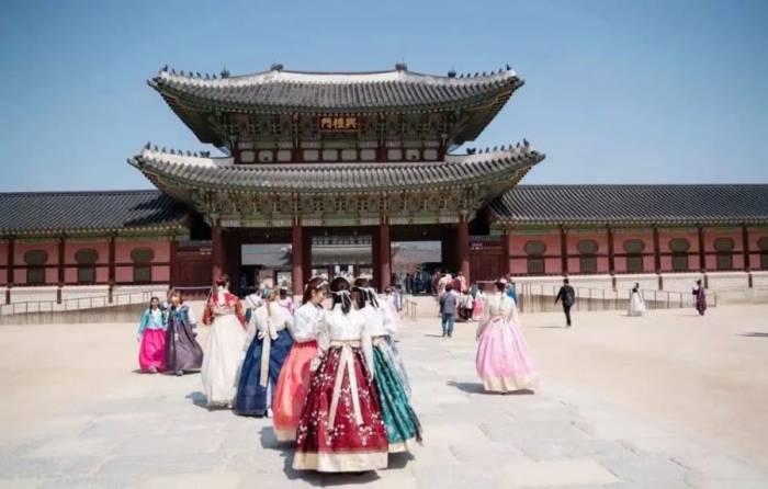 Du khách tham quan cung điện Gyeongbok. Ảnh: Hà Nguyên