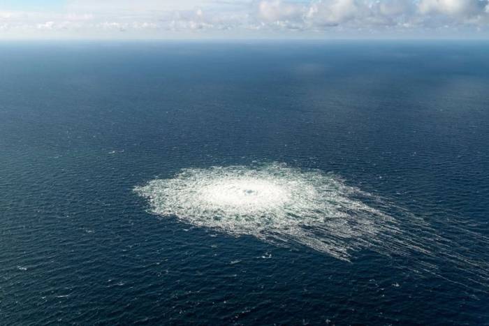Bọt khí nổi lên từ điểm rò rỉ trên Nord Stream 2 gần đảo Bornholm của Đan Mạch hồi tháng 9/2022. Ảnh: AFP