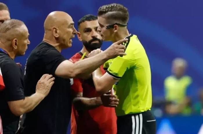 HLV Hossam Hassan phản ứng với trọng tài Francois Letexier trong trận Ai Cập thua Argentina 2-3 ở vòng 1/8 World Cup 2026 trên sân Mercedes-Benz, Atlanta, Mỹ ngày 7/7. Ảnh: AP