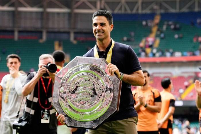 HLV Mikel Arteta chụp cùng danh hiệu sau khi Arsenal thắng Man City 3-0 ở trận tranh Siêu Cup Anh trên sân Principality, Cardiff, Xứ Wales ngày 16/8/2026. Ảnh: Arsenal FC