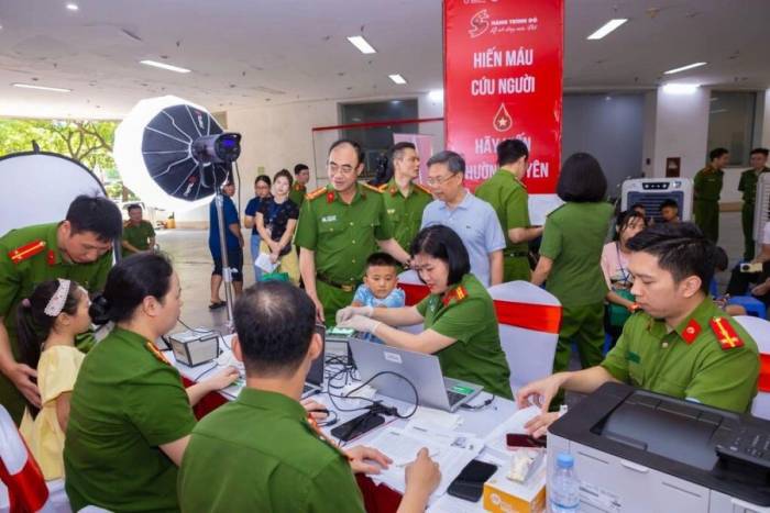 Cán bộ Cục C06 hỗ trợ các bệnh nhân cấp căn cước và định danh VNeID mức 2. Ảnh: IVIE-Bác sĩ ơi