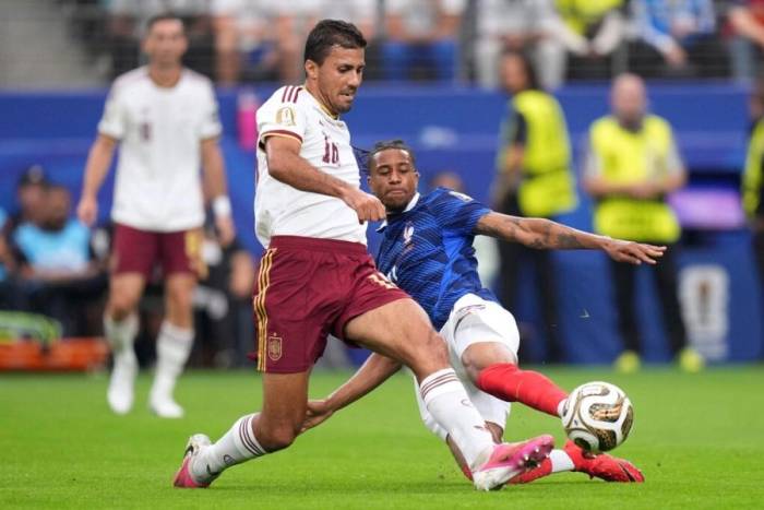 Rodri (16) tranh chấp với tiền đạo Michael Olise (11) trong trận Tây Ban Nha - Pháp ở bán kết World Cup 2026 trên sân Arlington, Texas, gần Dallas, Mỹ ngày 14/7/2026. Ảnh: AP