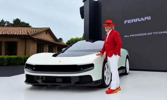 Herbert Herbie Wertheim bên siêu xe điện Ferrari mà ông vừa chi 40 triệu mua về. Ảnh: Autoappassionati