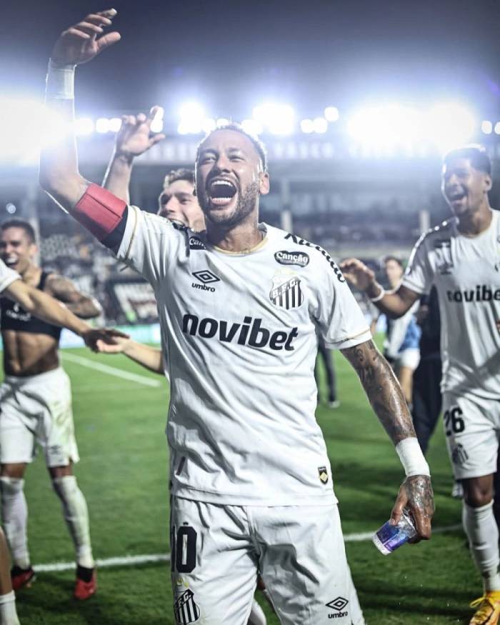 Neymar vui mừng sau trận Santos thắng Vasco da Gama 3-0 ở vòng 23 giải VĐQG Brazil trên sân Sao Januario, Vasco da Gama, Rio de Janeiro, Brazil ngày 16/8/2026. Ảnh: Santos