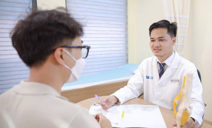 Bác sĩ Ngọc Chọn giải thích một số bệnh lý về khớp có thể gây vẹo ngón chân cái. Ảnh: Bệnh viện Đa khoa Tâm Anh