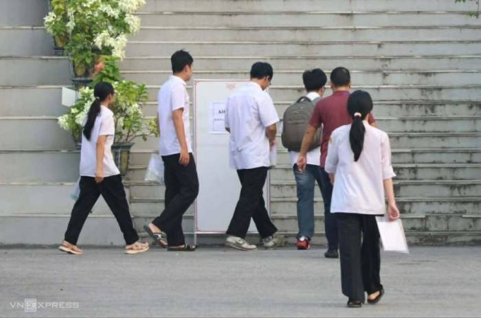 Thí sinh ở THPT chuyên Tuyên Quang sau khi hoàn thành bài thi môn Toán, chiều 14/8. Ảnh: Thanh Hằng