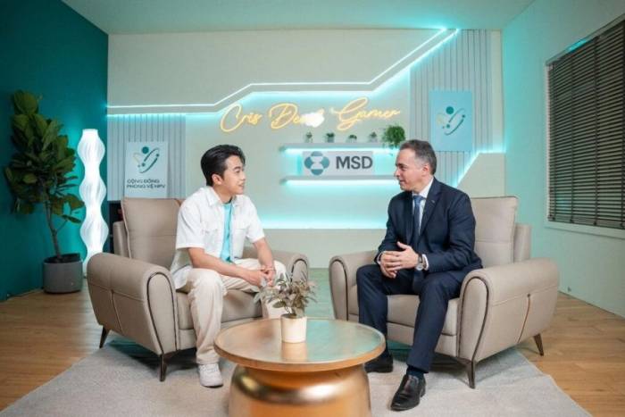 Cris Phan (trái) và ông Andreas trong buổi trò chuyện đồng hành chiến dịch nâng cao nhận thức về HPV cho nam giới. Ảnh: Đức Thịnh