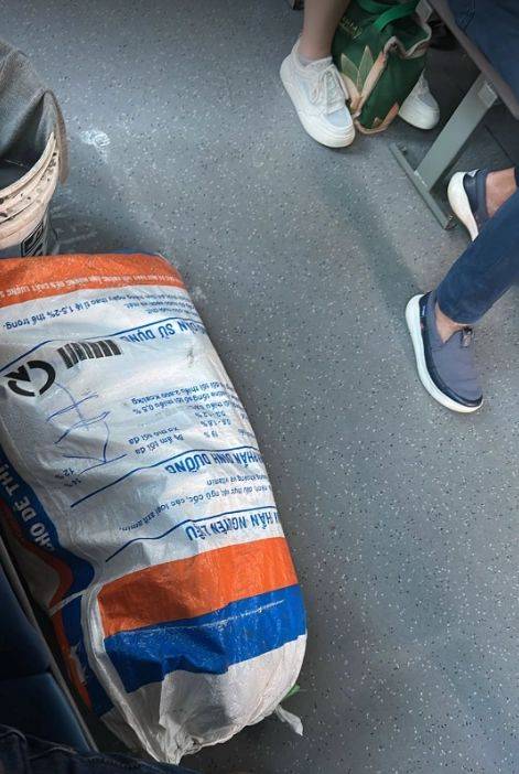 Bao sầu riêng được kéo sát vào chỗ tôi đang ngồi. Ảnh: BB