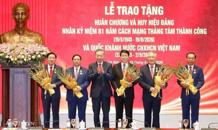Tổng Bí thư, Chủ tịch nước Tô Lâm tặng Huân chương Hồ Chí Minh cho 5 nguyên Ủy viên Bộ Chính trị, sáng 18/8. Ảnh: TTXVN