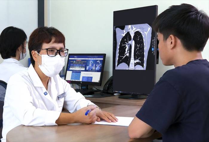 Bác sĩ Quyên đang tư vấn cho người bệnh. Ảnh. Bệnh viện Đa khoa Tâm Anh