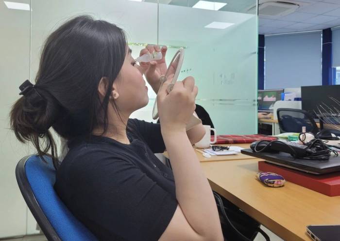 Nhỏ nước muối sinh lý giúp vệ sinh vùng mi mắt. Ảnh minh họa: Hải Âu