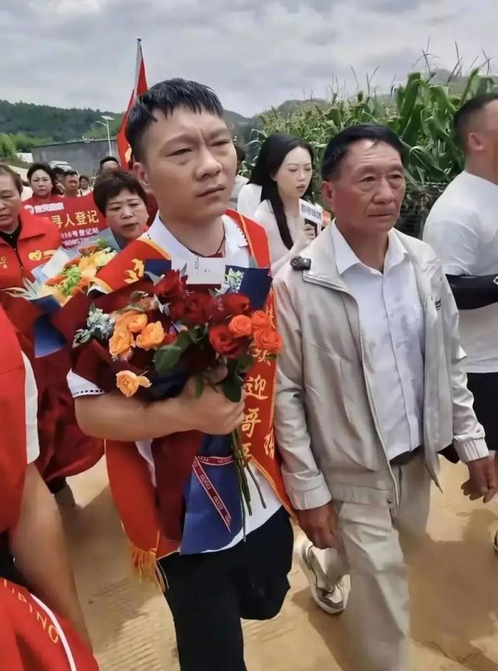 Li Songsong đoàn tụ với cha ở quê nhà huyện Uy Ninh, tỉnh Quý Châu vào ngày 30/7. Ảnh: QQ