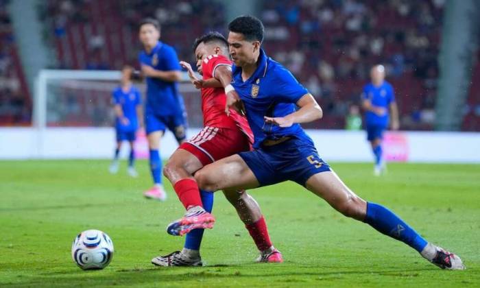 Tiền vệ Thái Lan Seksan Ratree tranh bóng với cầu thủ Singapore trong trận lượt về bán kết ASEAN Cup 2026. Ảnh: Changsuek