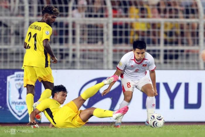 Tiền vệ Lê Phạm Thành Long qua người trong trận Việt Nam thắng Malaysia 2-0 ở lượt đi bán kết ASEAN Cup 2026, tối 16/8 trên sân Kuala Lumpur, Malaysia. Ảnh: Đức Đồng