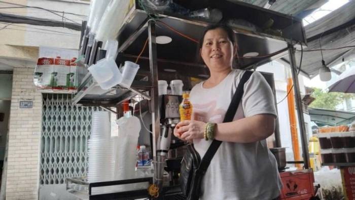 Chị Đinh Kim Xuân vui mừng nhận giải Nhất trị giá 10 triệu đồng nhờ tiếp thêm năng lượng mỗi ngày với Nước tăng lực Number 1. Ảnh: NVCC
