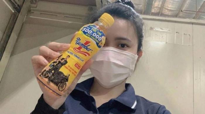 Chị Trần Thị Mỹ Lệ, công nhân làm việc tại Đồng Nai, là khách hàng đầu tiên trúng giải Đặc biệt 100 triệu đồng từ chương trình Xé ngay trúng liền hè 2026. Ảnh: NVCC