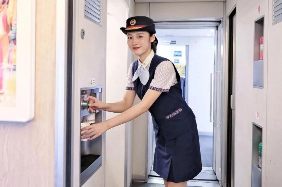 Tiếp viên trên tàu cao tốc Trung Quốc. Ảnh: The Paper