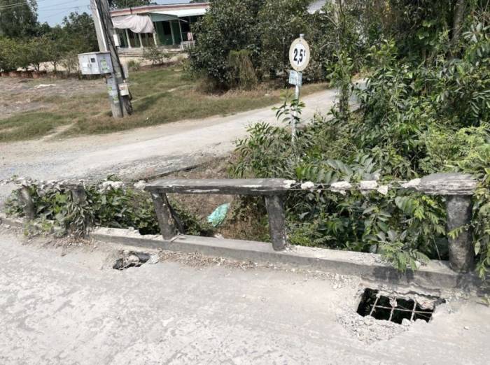 Cầu bê tông cũ ở xã Nhơn Hòa Lập đã xuống cấp sau hơn 15 năm. Ảnh: Lê Văn Nhãn