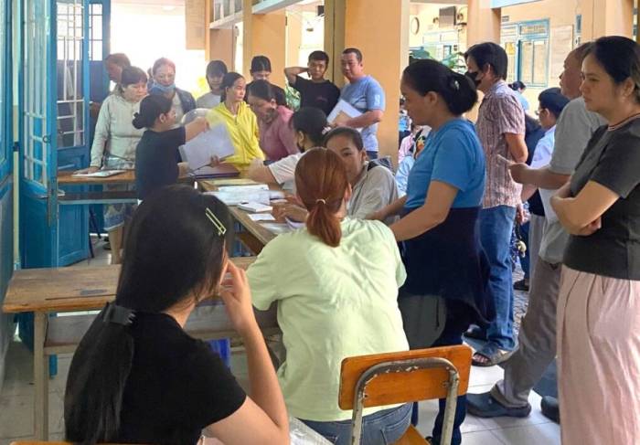 Phụ huynh chờ nộp hồ sơ Trung tâm Giáo dục nghề nghiệp - Giáo dục thường xuyên quận Tân Bình, tháng 7. Ảnh: Trung tâm cung cấp