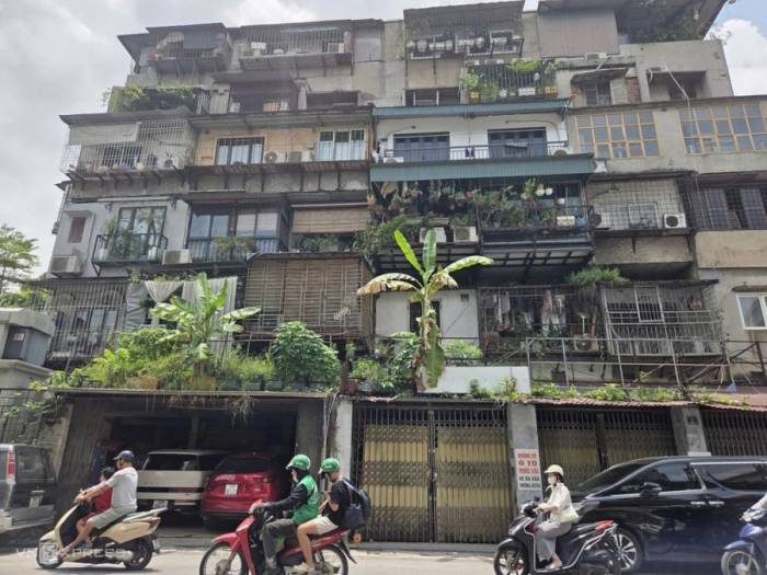 Chung cư 23 Hàng Tre nhìn từ phía Hàng Thùng, nhiều diện tích cơi nới gây nguy hiểm và mất mỹ quan đô thị. Ảnh: Võ Hải