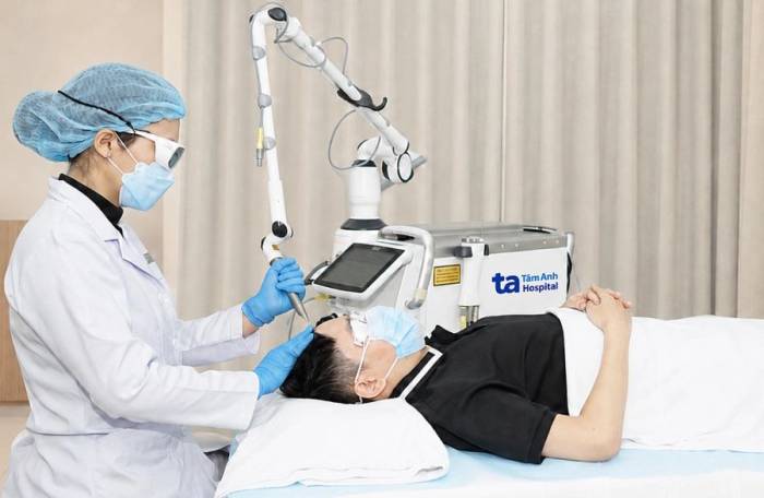 Bác sĩ sử dụng laser 6D điều trị tình trạng rụng tóc cho nam thanh niên. Ảnh minh họa: Bệnh viện Đa khoa Tâm Anh