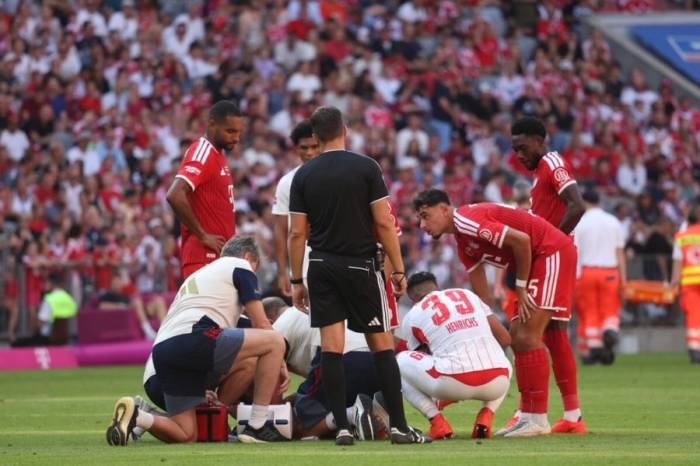 Jamal Musiala trong lúc nhận sự chăm sóc y tế từ các bác sĩ ở trận giao hữu Bayern Munich – RB Leipzig trên sân Allianz, Munich, Đức ngày 15/8/2026. Ảnh: AP