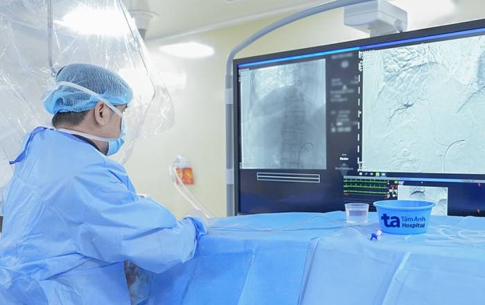 Bác sĩ Thi Văn Gừng đang can thiệp mạch cho chị Lý. Ảnh: Bệnh viện Đa khoa Tâm Anh