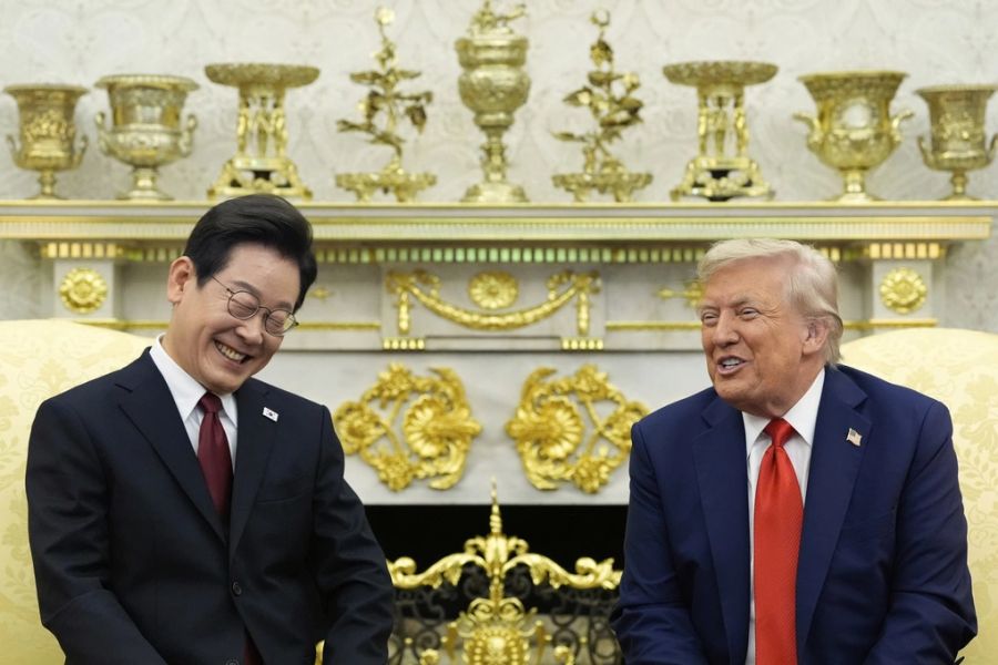Tổng thống Donald Trump (phải) gặp người đồng cấp Hàn Quốc Lee Jae-myung tại Nhà Trắng ngày 25/8/2025. Ảnh: AP