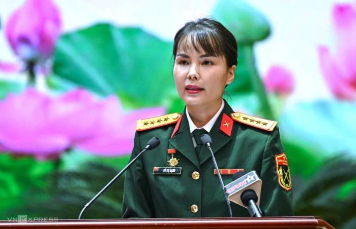 Đại úy Hạnh thay mặt nhóm tác giả đạt giải chia sẻ hành trình nghiên cứu Al chống deepfake tại lễ trao giải, ngày 19/8. Ảnh: Giang Huy